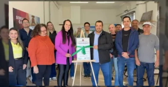 Grupo de pessoas em ribbon-cutting ceremony para o Banco do Povo Paulista em Campos Novos Paulista. Créditos: Prefeitura Municipal de Campos Novos Paulista / Instagram.