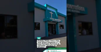 Fachada da Casa Mortuária Municipal 'Doralice de Oliveira' em Torixoréu, durante o dia da inauguração, com o prefeito à frente. Créditos: Prefeitura de Torixoreu / Instagram.