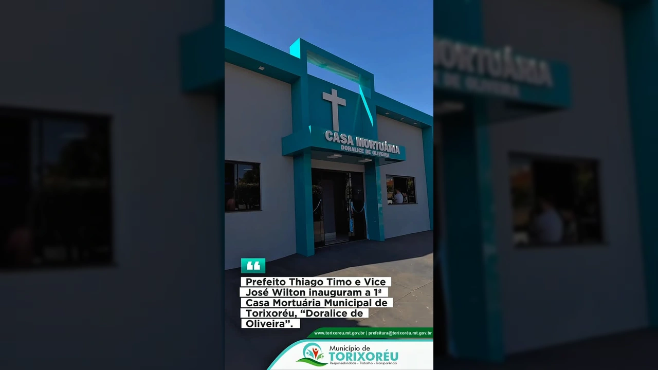 Fachada da Casa Mortuária Municipal 'Doralice de Oliveira' em Torixoréu, durante o dia da inauguração, com o prefeito à frente. Créditos: Prefeitura de Torixoreu / Instagram.