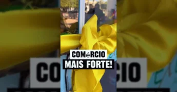 Cerimônia de inauguração da Extrema Agropecuária, uma nova loja de agronegócio em Nova Bandeirantes, com corte de fita e presença de autoridades, promovendo o comércio local.