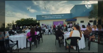 Vista aérea da Secretaria Municipal de Assistência Social de Vera, com pessoas reunidas para a inauguração da Sala da Mulher. Créditos: Prefeitura Municipal de Vera / Instagram.