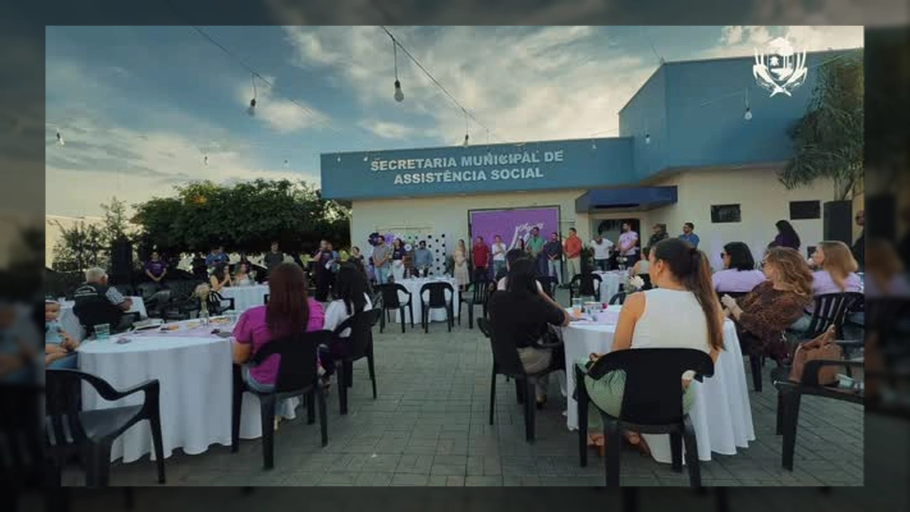 Vista aérea da Secretaria Municipal de Assistência Social de Vera, com pessoas reunidas para a inauguração da Sala da Mulher. Créditos: Prefeitura Municipal de Vera / Instagram.