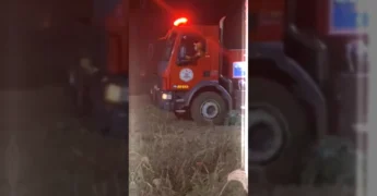 Caminhão de bombeiros em combate a incêndio noturno em Porto Alegre do Norte. Crédito: Prefeitura Municipal de Porto Alegre do Norte / Instagram