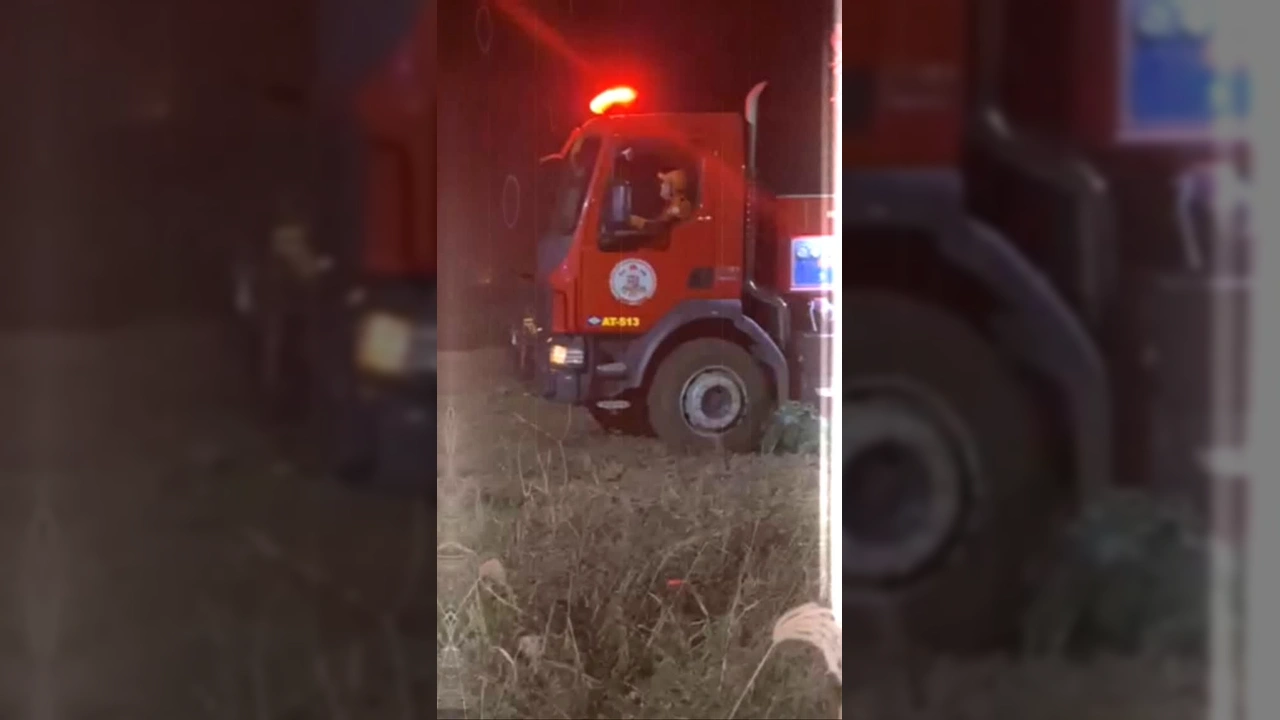 Caminhão de bombeiros em combate a incêndio noturno em Porto Alegre do Norte. Crédito: Prefeitura Municipal de Porto Alegre do Norte / Instagram