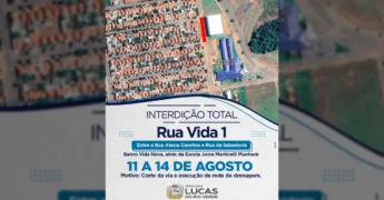 Mapa aéreo de uma área residencial em Lucas do Rio Verde com uma rua destacada em vermelho, indicando interdição para obras de drenagem. Créditos: Prefeitura de Lucas do Rio Verde (MT).