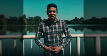 Jovem sorrindo e apresentando o Itanhangá Rodeio Show 2025, com destaque para a entrada gratuita. Créditos: rodeioshowitanhanga2025 / Instagram