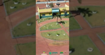 Moradores da Vila Simione, Itanhangá, recebendo óculos de grau em ação social. Créditos: Prefeitura de Itanhangá / Instagram @prefeituraitanhanga
