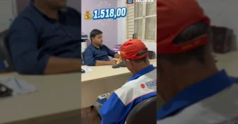 Servidor da Prefeitura de Jaciara explicando sobre o Benefício de Prestação Continuada a cidadãos. Crédito: Prefeitura de Jaciara / Instagram.