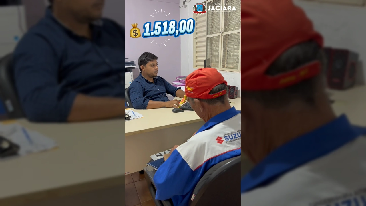 Servidor da Prefeitura de Jaciara explicando sobre o Benefício de Prestação Continuada a cidadãos. Crédito: Prefeitura de Jaciara / Instagram.