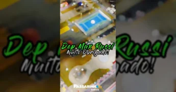 Vice-prefeita Enércia discursando em palco com deputados e multidão ao fundo em Jauru. Créditos: @prefeitopassarinho