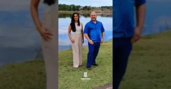 Jornalistas Cristiane Cândido e Tener Baumgardt da Prefeitura de Água Boa-MT apresentando as notícias da semana em diferentes locais da cidade. Imagem de Prefeitura de Água Boa-MT via Instagram.