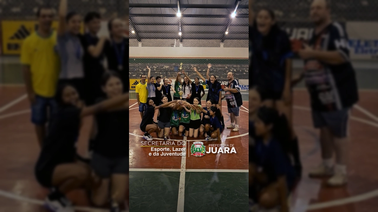 Foto das jogadoras de futsal de Juara, segurando troféus e medalhas, com a secretária e o professor. Créditos: Prefeitura de Juara / Instagram.