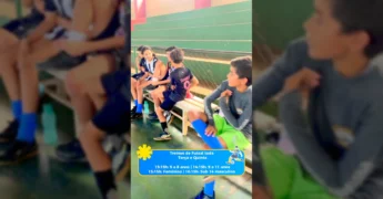 Crianças e adolescentes jogando futsal em ginásio, com a legenda dos horários de treino. Crédito: Secretaria Municipal Adjunta de Esporte e Lazer / Instagram.