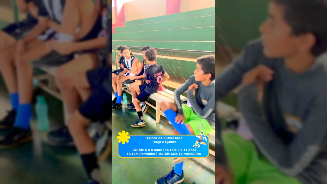 Crianças e adolescentes jogando futsal em ginásio, com a legenda dos horários de treino. Crédito: Secretaria Municipal Adjunta de Esporte e Lazer / Instagram.