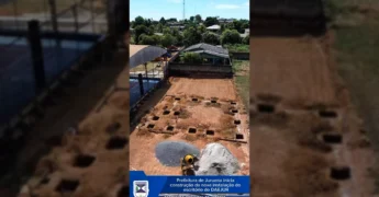 Imagem aérea da obra de construção do novo escritório do DAEJUR em Juruena, com terreno preparado e fundações visíveis. Créditos: Prefeitura de Juruena / Instagram.