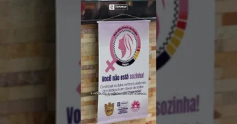 Imagem da cerimônia de lançamento da Patrulha Maria da Penha em Tapurah, com a presença de autoridades e a viatura da polícia. Créditos: Prefeitura de Tapurah / Instagram