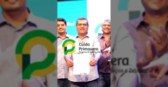Homens e mulheres em um palco durante a cerimônia de lançamento do programa Cuida Primavera da Prefeitura de Primavera do Leste, assinam documentos e aplaudem / Instagram prefpva