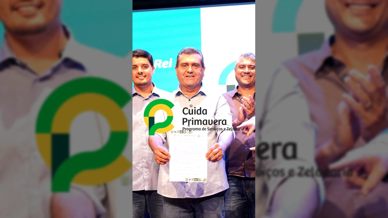 Homens e mulheres em um palco durante a cerimônia de lançamento do programa Cuida Primavera da Prefeitura de Primavera do Leste, assinam documentos e aplaudem / Instagram prefpva