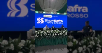 Joci Piccini em palco do lançamento do Show Safra Mato Grosso 2026 em Lucas do Rio Verde, com telão exibindo o logo do evento e o nome Sicredi. Créditos: Joci Piccini / Instagram