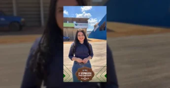 Mulher sorrindo em evento, divulgando a Lubriporto na Expoleite em Juína. Créditos: Instagram / lubriporto.
