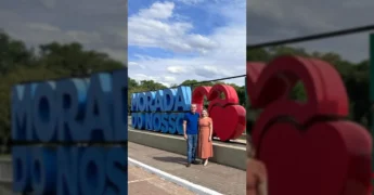 Janice Ribeiro e seu esposo no Lago Ernani Machado, Lucas do Rio Verde, celebrando o aniversário da cidade. Crédito: Janice Ribeiro / Instagram