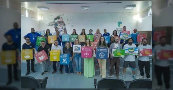 Grupo de pessoas em Lucas do Rio Verde, Mato Grosso, segurando cartazes dos Objetivos de Desenvolvimento Sustentável (ODS), com créditos para vivacultura.lrv / Instagram