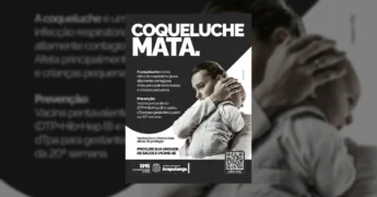 Mulher abraçando um bebê, representando a importância da proteção contra coqueluche. Campanha da Secretaria Municipal de Saúde de Araputanga. Créditos: @saudearaputanga