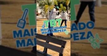 Homens trabalhando na manutenção da Praça Central de São José do Rio Claro, varrendo folhas e aparando arbustos. Créditos: Instagram / prefeituradesaojosedorioclaro