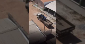 Máquina de perfuração de poços artesianos azul em um caminhão, com pessoas ao redor. Créditos: Prefeitura de São Félix do Araguaia / Instagram