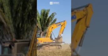 Máquina XCMG amarela escavando terra em área rural de Tapurah, com funcionários da Prefeitura de Tapurah observando. Imagem de Prefeitura de Tapurah / Instagram.