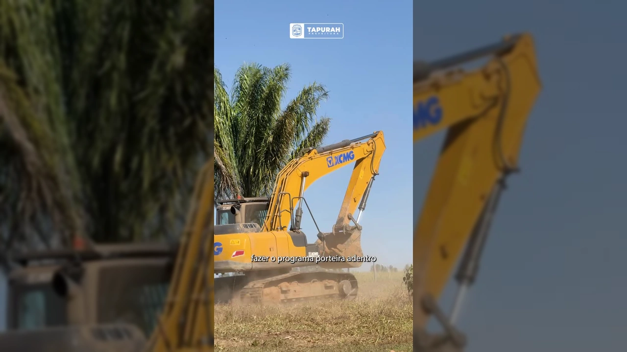 Máquina XCMG amarela escavando terra em área rural de Tapurah, com funcionários da Prefeitura de Tapurah observando. Imagem de Prefeitura de Tapurah / Instagram.