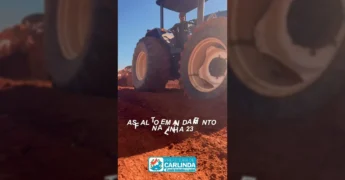 Obras de pavimentação na Linha 23 em Carlinda, Mato Grosso. Trator e caminhão trabalhando na terraplenagem. Crédito: Prefeitura Municipal de Carlinda / Instagram