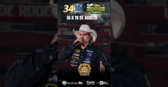 Locutor Márcio Alexandre com chapéu de cowboy e microfone, divulgando a Expoverde 2025 em Nova Monte Verde. Créditos: expoverde.nmv / Instagram.