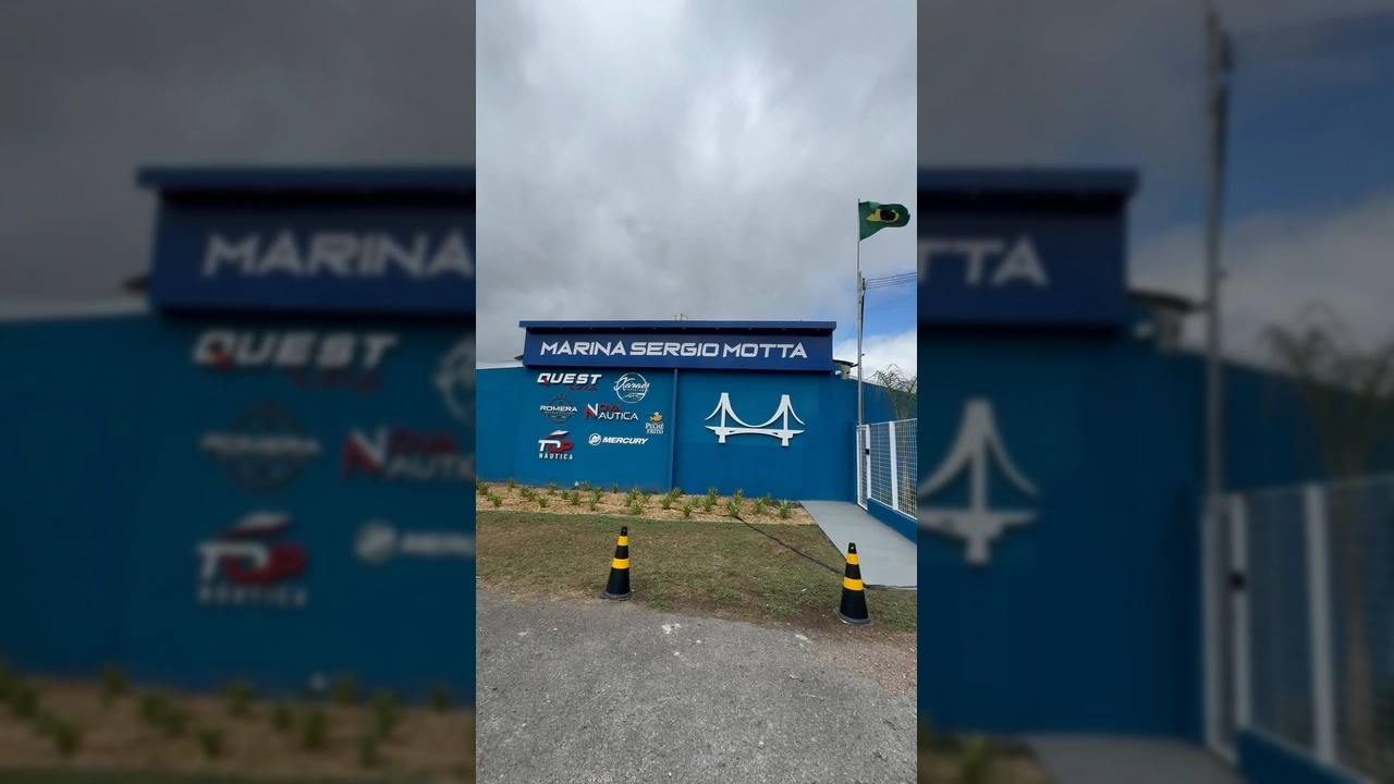 Fachada da Marina Sergio Motta em Chapada dos Guimarães, Mato Grosso, com bandeira do Brasil. Crédito: @ranchodomano no Instagram.