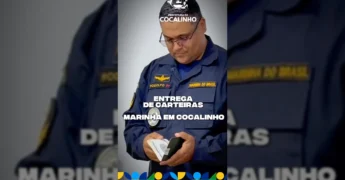 Militares da Marinha do Brasil entregam carteiras de habilitação náutica para moradores em Cocalinho, reforçando a segurança fluvial - Créditos: Prefeitura de Cocalinho