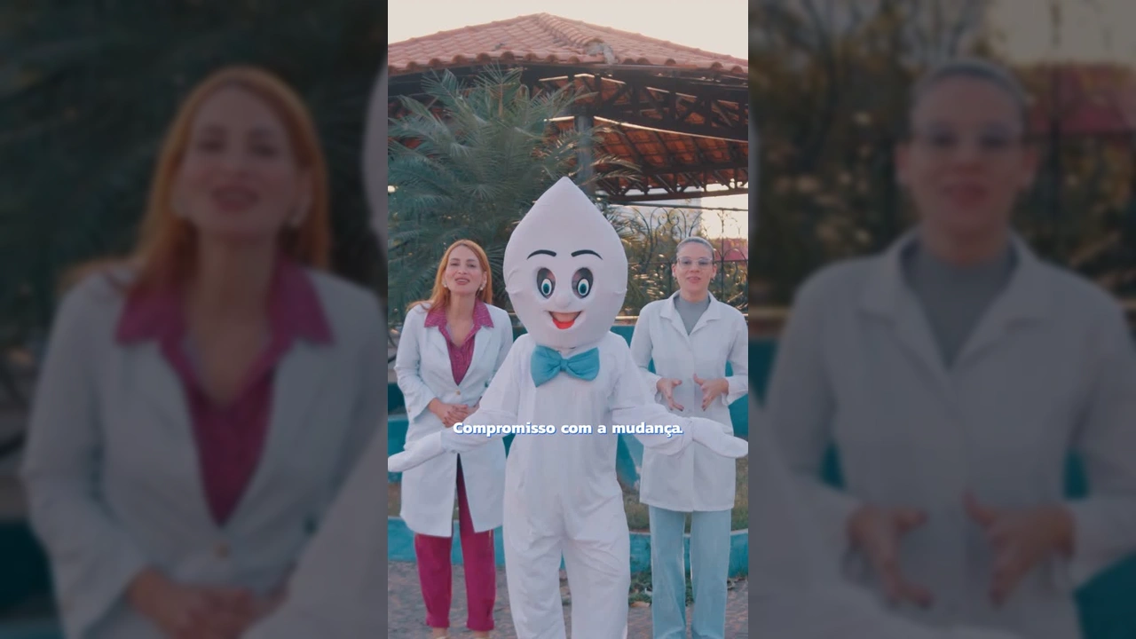 Mascote e profissionais da saúde promovendo o evento 'Saúde na Praça' em Rondonópolis, da Prefeitura de Rondonópolis