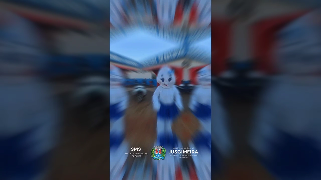 Mascotes da vacinação em frente à Secretaria Municipal e a Carreta da Alegria iluminada, em Juscimeira. Créditos: Prefeitura de Juscimeira / Instagram