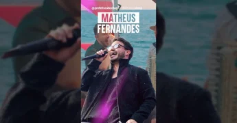 Cantor Matheus Fernandes em show de palco com vista para o mar, com a logo do Festeja Sinop 51. Créditos: @prefeituradesinop no Instagram.