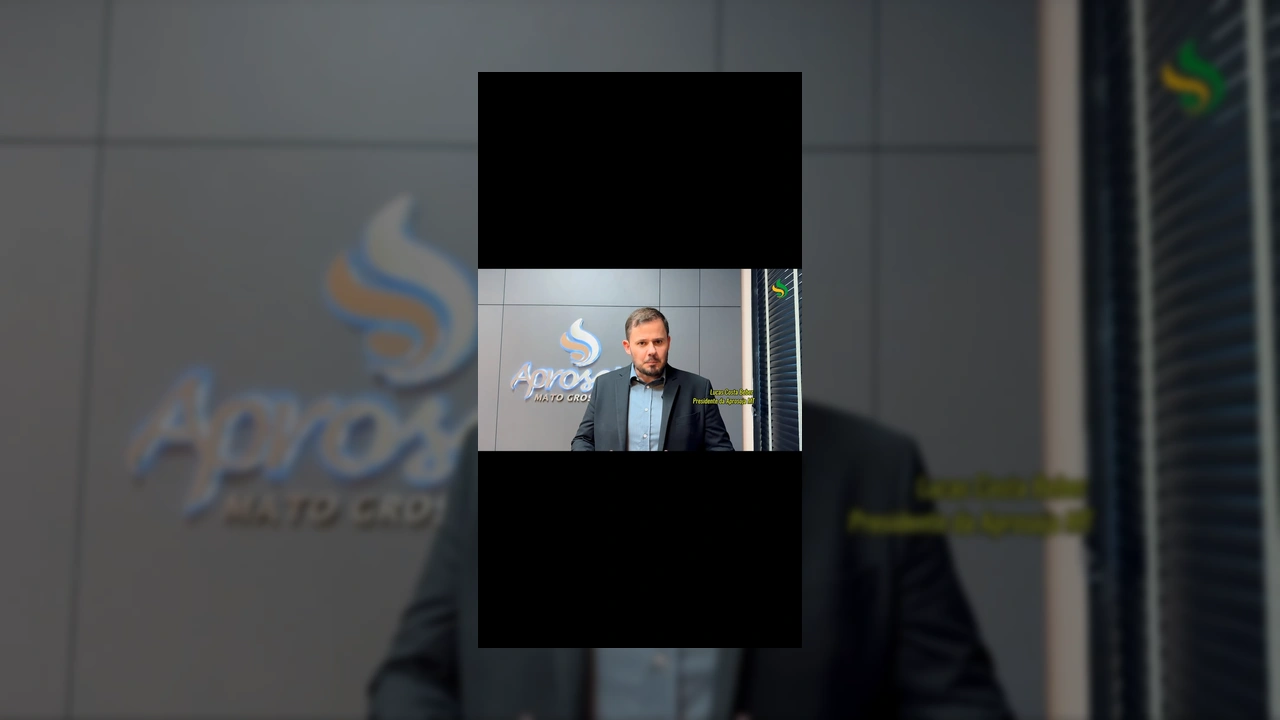 Lucas Costa Beber, Presidente da Aprosoja MT, em escritório com logo da Aprosoja ao fundo. Créditos: Aprosoja Mato Grosso / Instagram