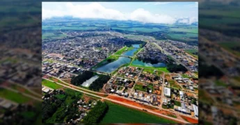Imagem aérea panorâmica da cidade de Matupá com destaque para os lagos urbanos em revitalização. Crédito: Prefeitura Municipal de Matupá / Instagram.