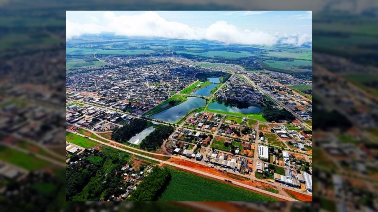 Imagem aérea panorâmica da cidade de Matupá com destaque para os lagos urbanos em revitalização. Crédito: Prefeitura Municipal de Matupá / Instagram.