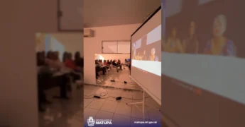 Grupo de profissionais de saúde de Matupá em sala de aula, assistindo a uma palestra online sobre saúde mental no SUS. Créditos: Prefeitura Municipal de Matupá / Instagram.