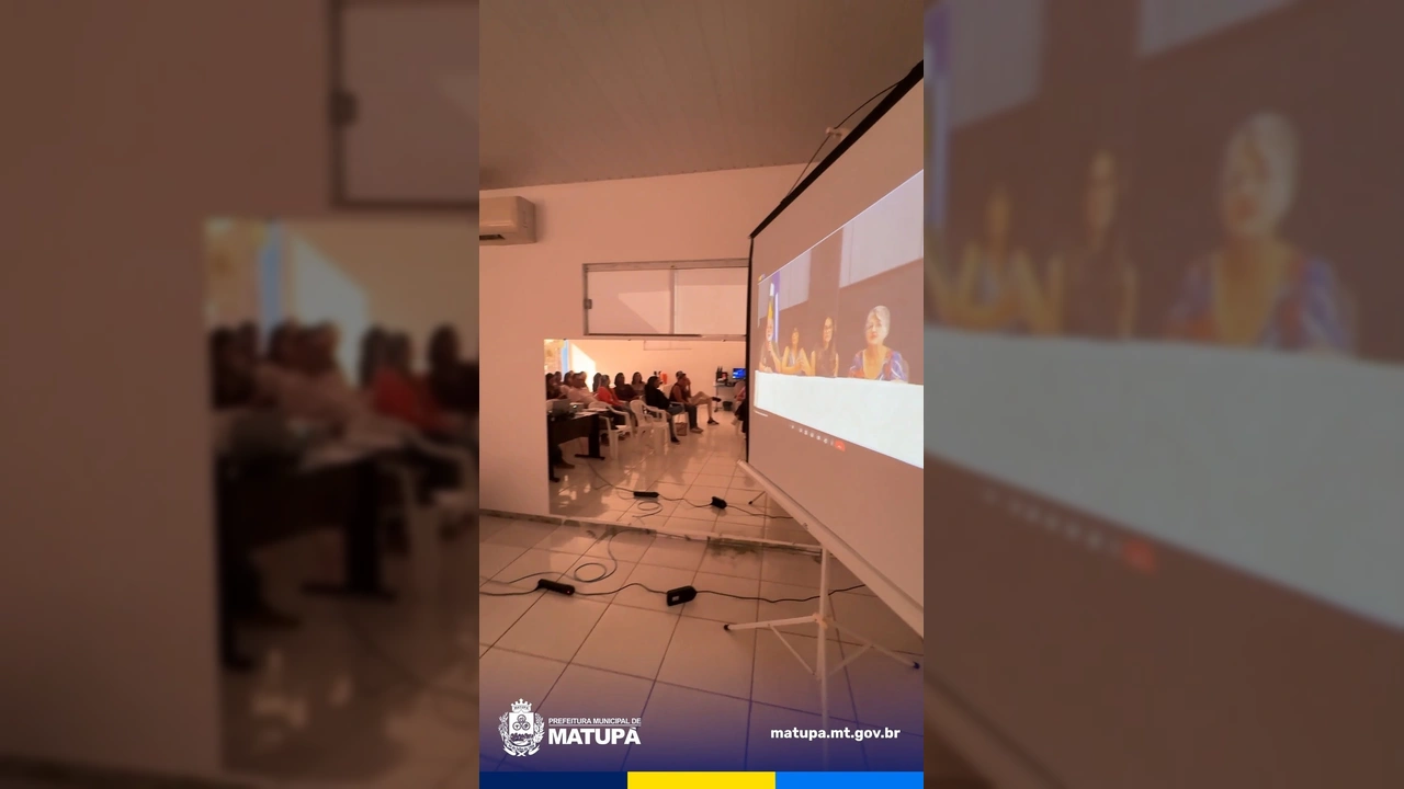 Grupo de profissionais de saúde de Matupá em sala de aula, assistindo a uma palestra online sobre saúde mental no SUS. Créditos: Prefeitura Municipal de Matupá / Instagram.