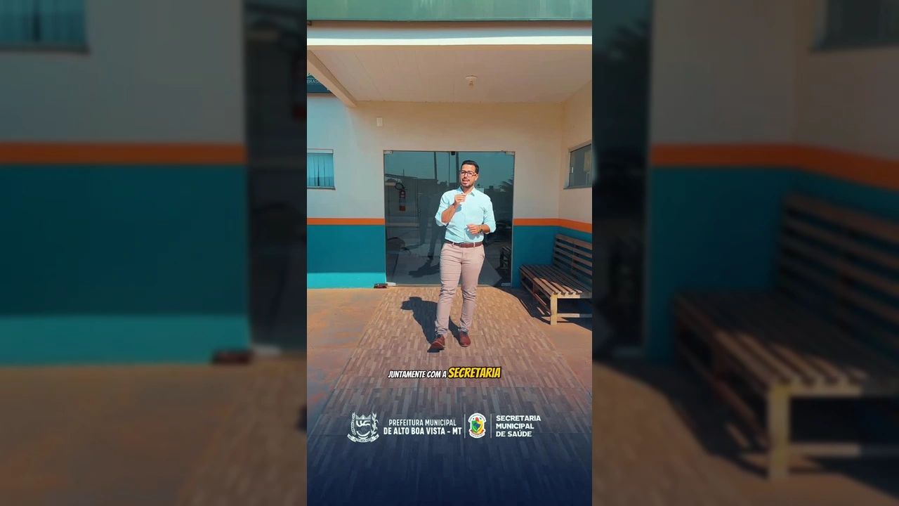 Profissional de saúde com óculos, camisa azul e calça cáqui, gesticulando em ambiente de consultório, divulgando a campanha de prevenção ao câncer de boca em Alto Boa Vista, imagem do vídeo de @saudeabv no Instagram.