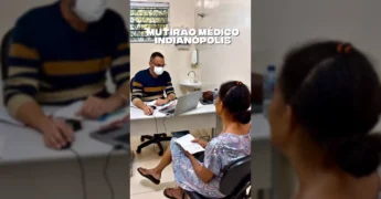 Dr. Marcelo, usando óculos e suéter listrado, sentado à mesa, convidando para o mutirão de saúde em Indianópolis, Barra do Garças. Créditos: Prefeitura de Barra do Garças / Instagram.