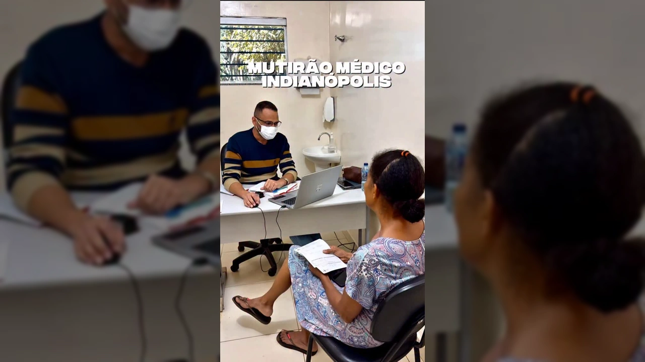 Dr. Marcelo, usando óculos e suéter listrado, sentado à mesa, convidando para o mutirão de saúde em Indianópolis, Barra do Garças. Créditos: Prefeitura de Barra do Garças / Instagram.