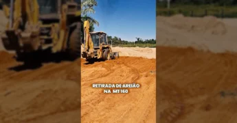 Máquinas pesadas trabalhando na retirada de areião e construção de aterro na MT-160, Juara, com equipe da Prefeitura no local / Imagem: Prefeitura de Juara no Instagram