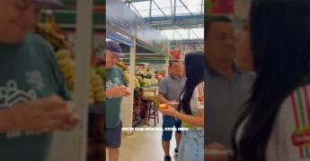 Feirante no Mercado do Porto de Cuiabá com variedade de frutas. Créditos: Prefeitura de Cuiabá.