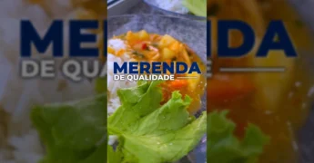 Pratos de arroz com carne moída e purê de abóbora, prontos para serem servidos às crianças, com o carinho da equipe de merendeiras em Guarantã do Norte, postagem da Prefeitura Municipal.