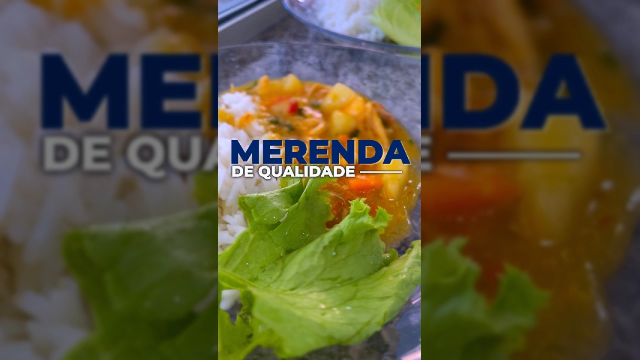 Pratos de arroz com carne moída e purê de abóbora, prontos para serem servidos às crianças, com o carinho da equipe de merendeiras em Guarantã do Norte, postagem da Prefeitura Municipal.